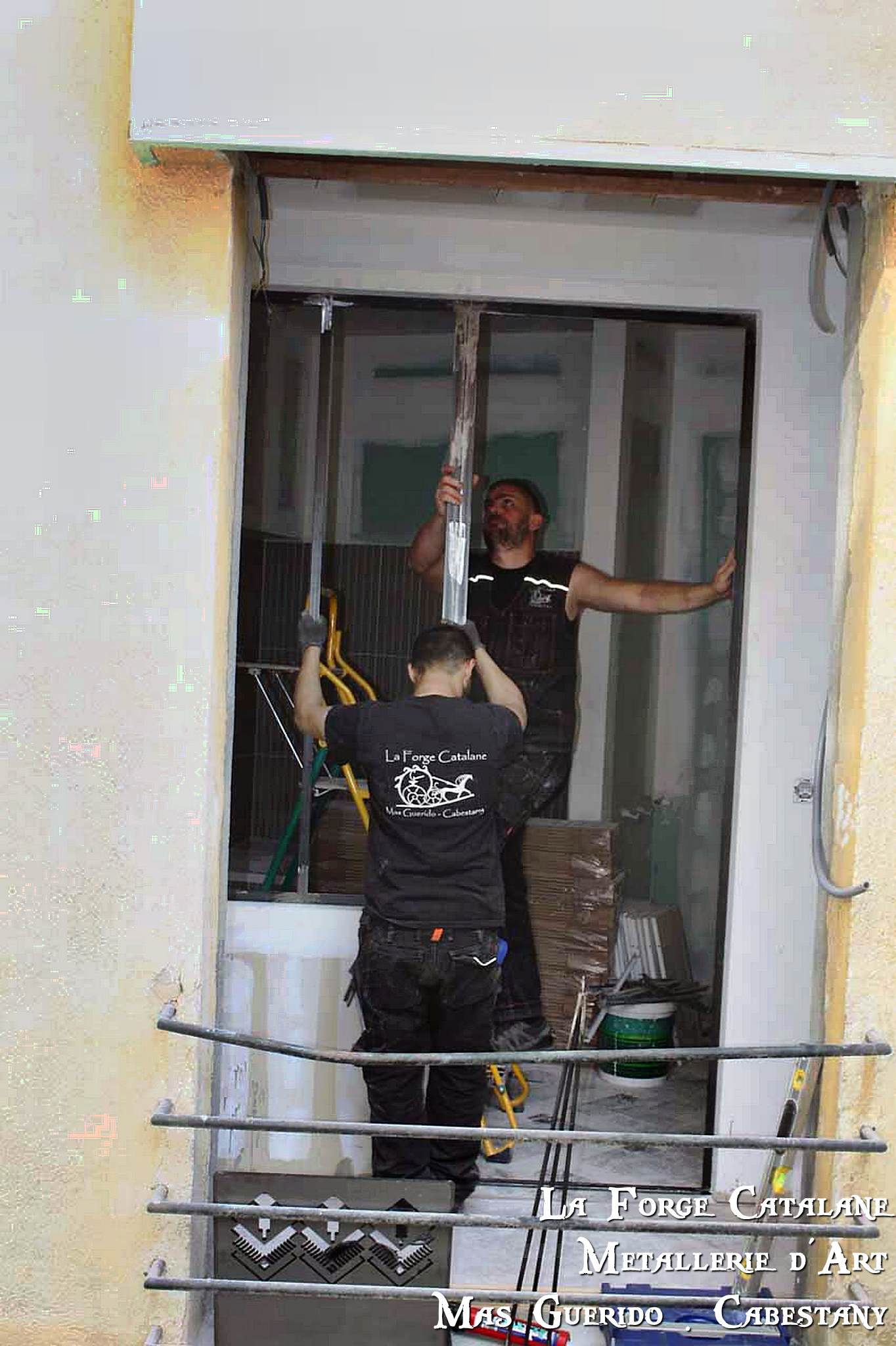 mise en place verriere Forge Catalane.jpg